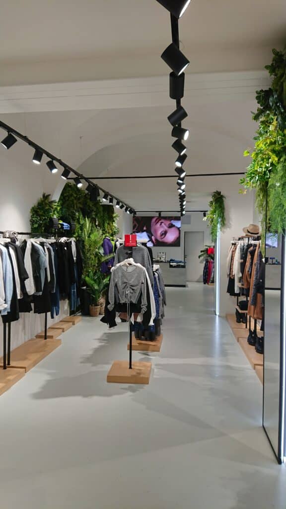 Investissement dans le commerce par le groupe sayag - magasin de mode
