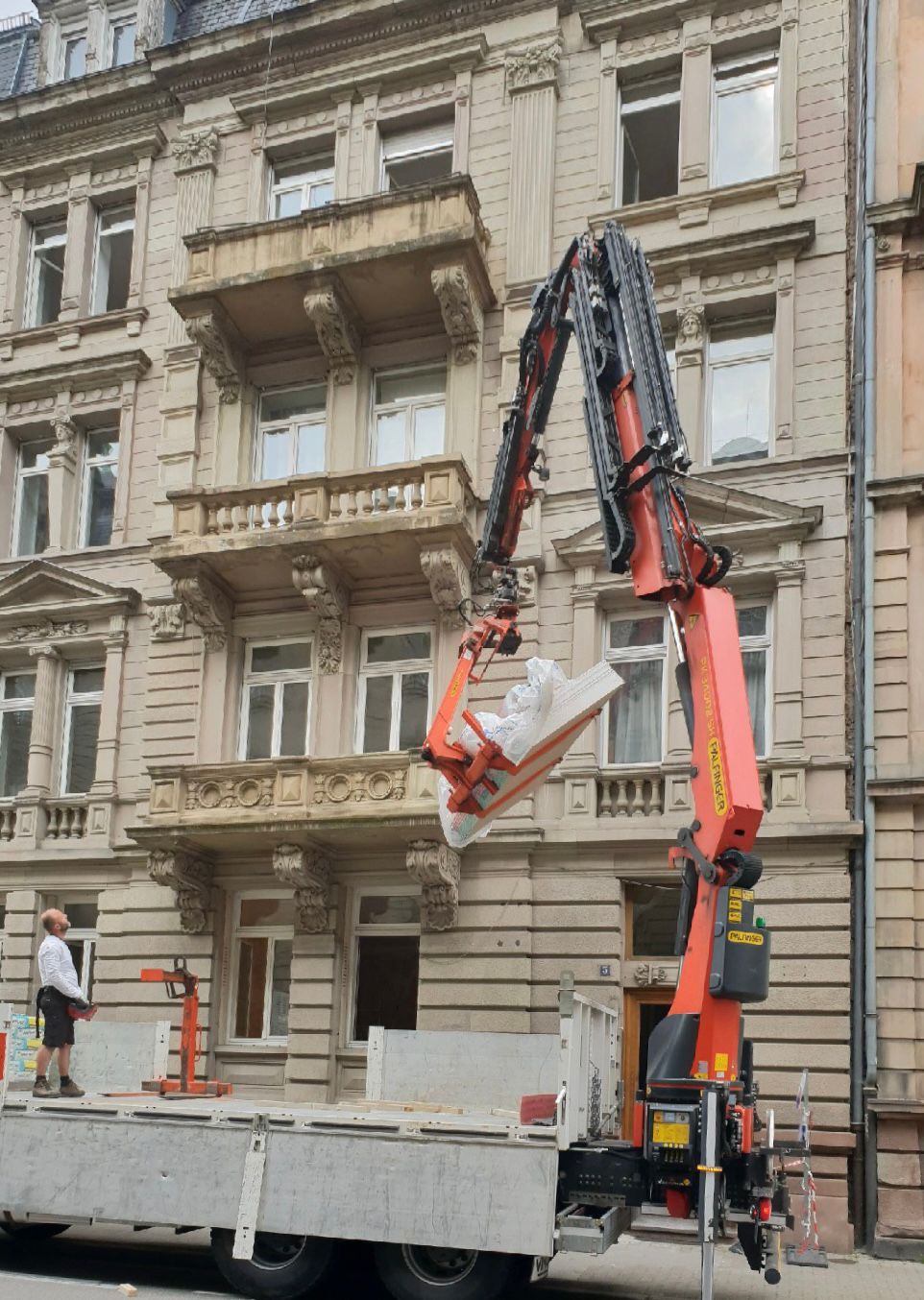 Investissement dans la reconstruction résidentielle par le groupe sayag - travaux appartement
